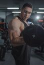 一个强壮、健康的男人正在室内专注地举重