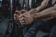 在健身环境中，男性使用健身器材锻炼，展示力量和决心