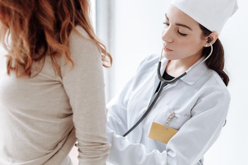 Vrouw In Grijs Shirt Met Lange Mouwen Met Witte En Zwarte Stethoscoop