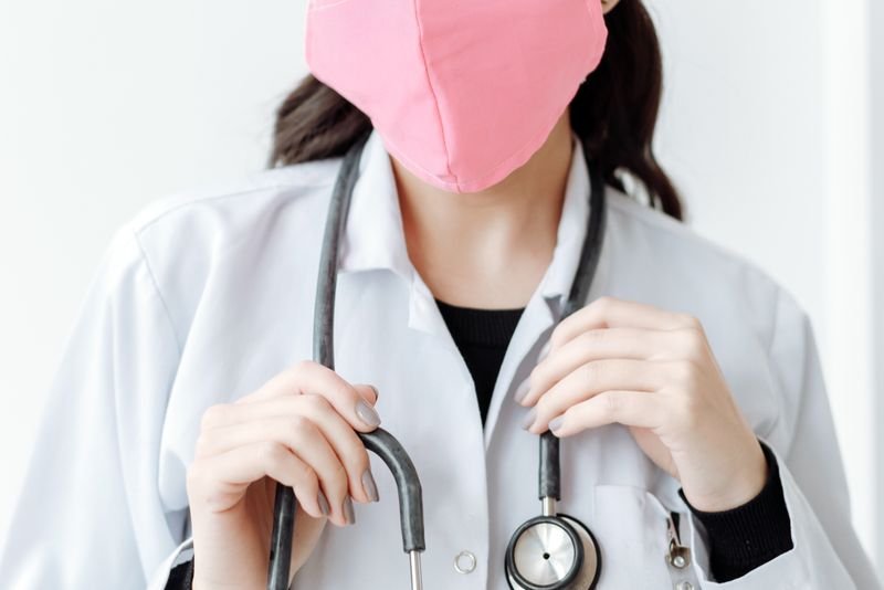 Famille souriante chez le médecin - Mutuelle santé