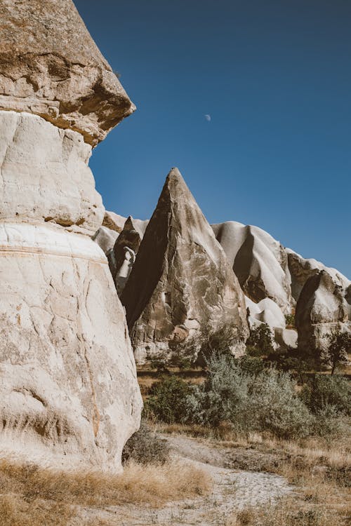 Free Gray Rock Formation Under Blue Sky Stock Photo