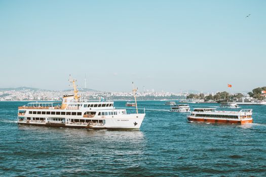 渡轮以城市天际线为背景，航行在伊斯坦布尔的博斯普鲁斯海峡