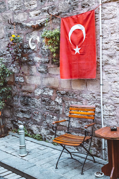 De franc Foto d'estoc gratuïta de bandera turca, cadira de fusta, decoració Foto d'estoc