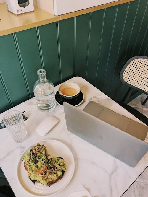 avokado tost, cam şişe, dikey atış içeren Ücretsiz stok fotoğraf