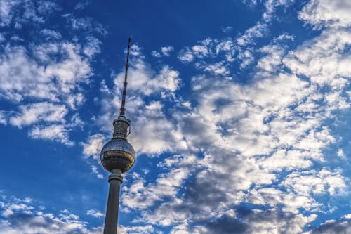бесплатная Серая башня под синим и белым небом Стоковое фото