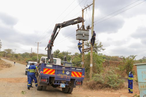 Fotobanka s bezplatnými fotkami na tému elektrická energia, elektrický pól, kamión