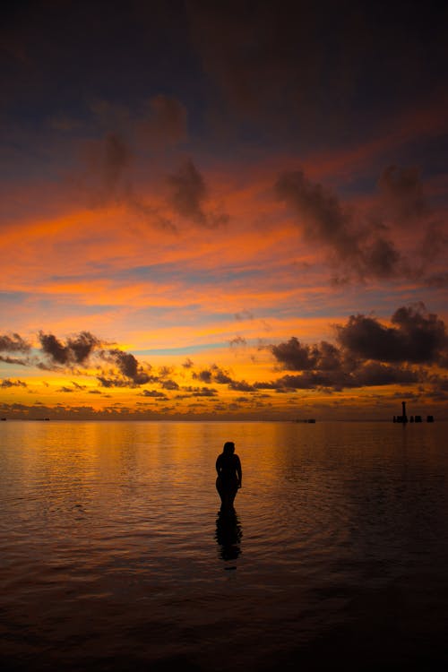 Gratis stockfoto met dageraad, dramatische hemel, gebied met water