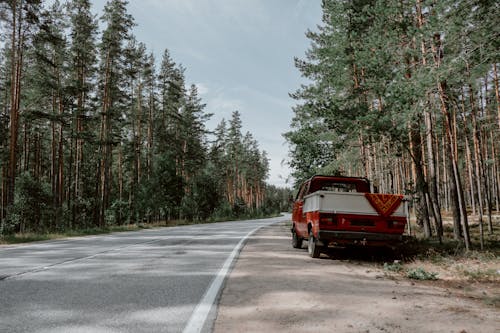 アスファルト道路, ピックアップトラック, 木の無料の写真素材
