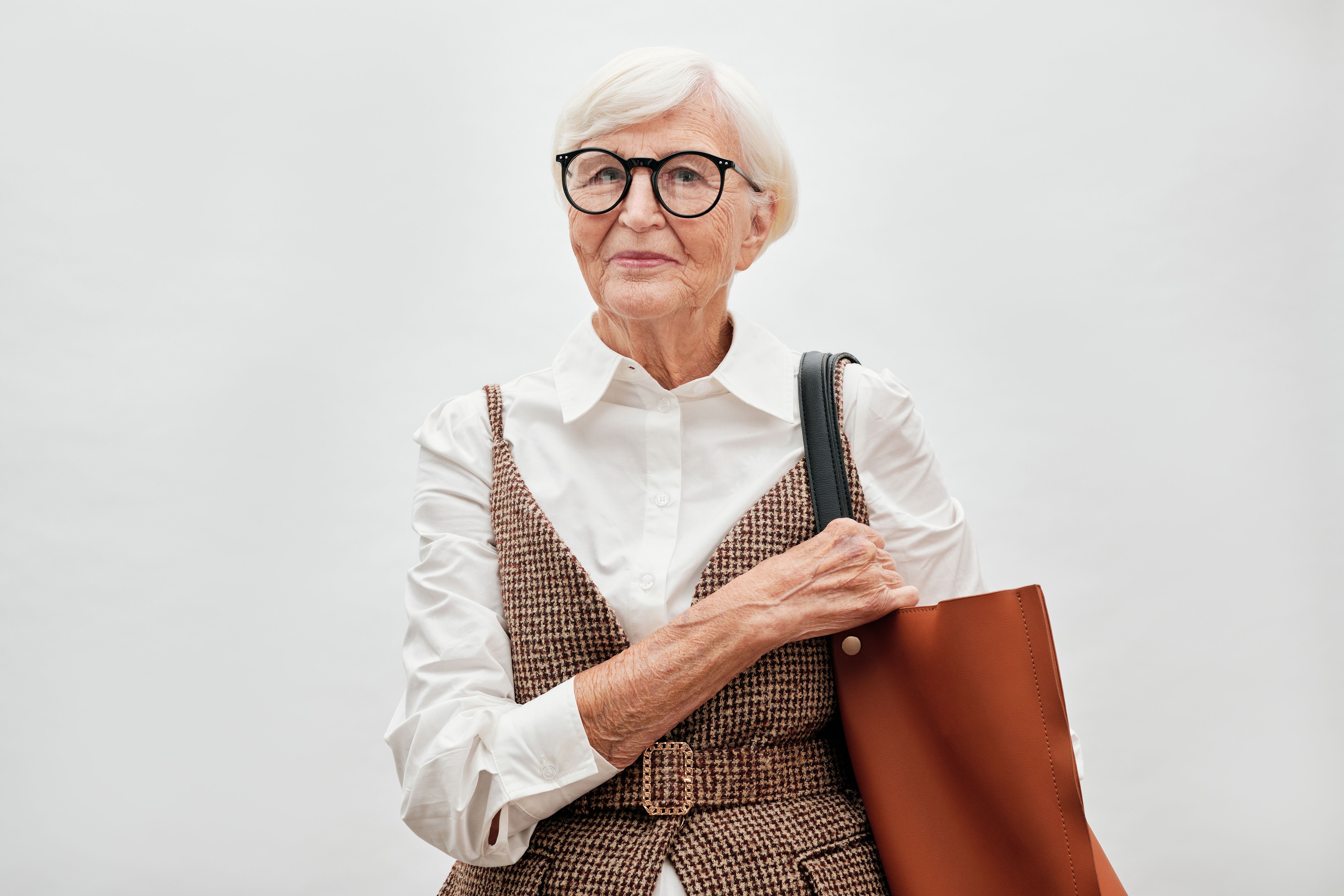 La blusa de seda después de los 40 años: elegancia absoluta