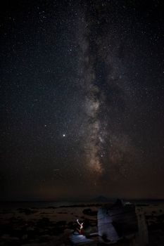 夜晚，希腊岩石海岸线上空，银河系的景色壮丽