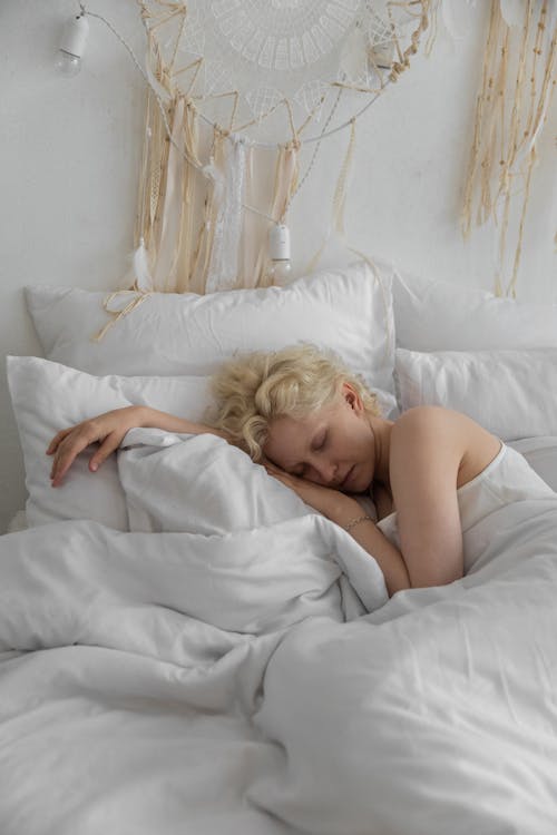 Ücretsiz Sabah Yatakta Istirahat Uykulu Kadın Stok Fotoğraflar