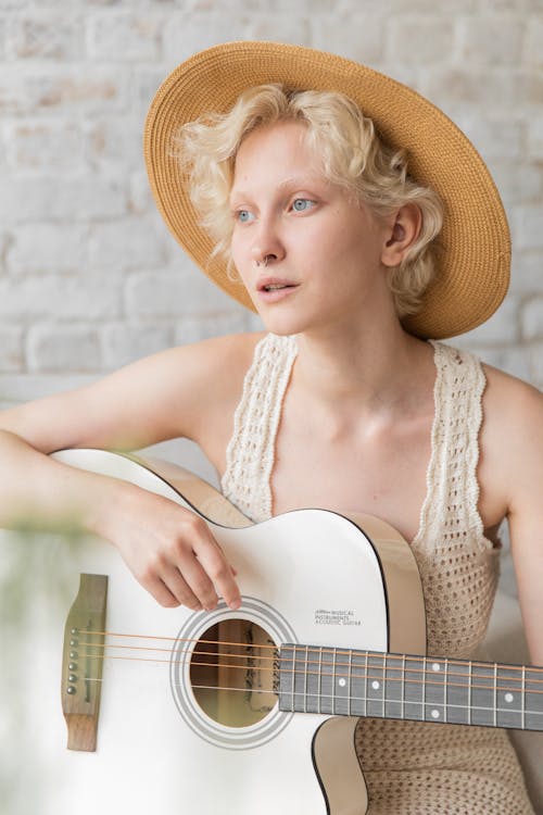 Wanita Muda Cantik Memainkan Gitar Klasik Dan Membuang Muka Termenung
