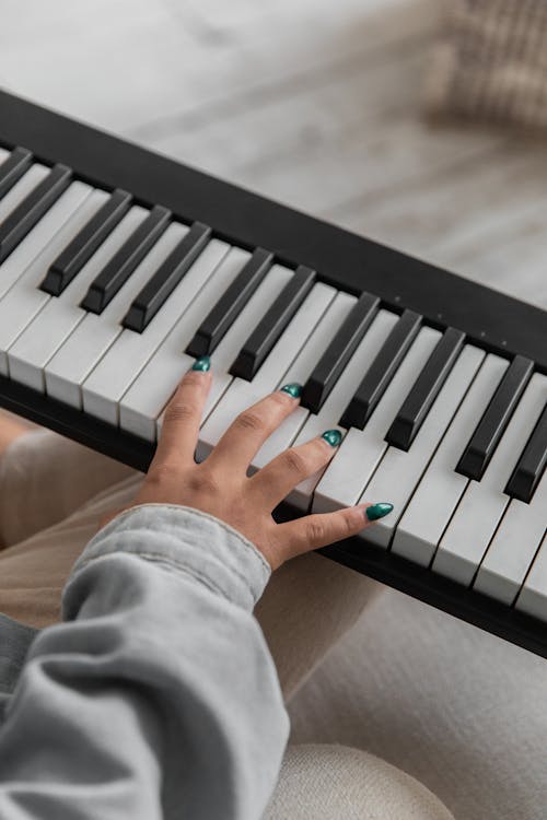 Musisi Wanita Yang Tidak Bisa Dikenali Memainkan Synthesizer Di Sofa