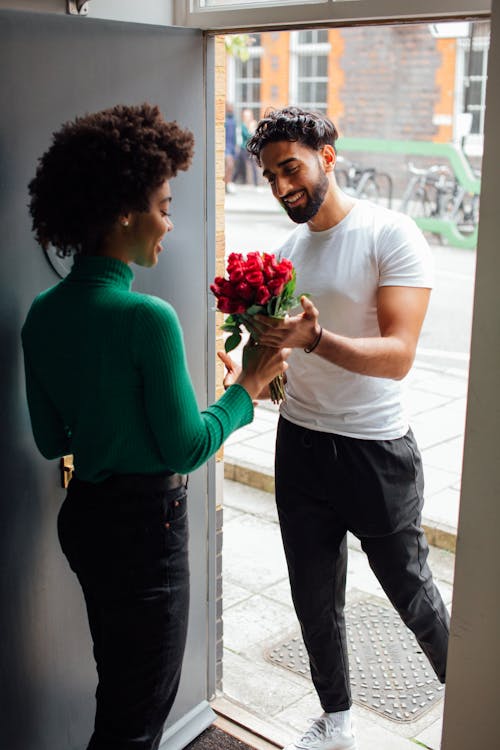 Kostnadsfri bild av blommor, ger, interracial par