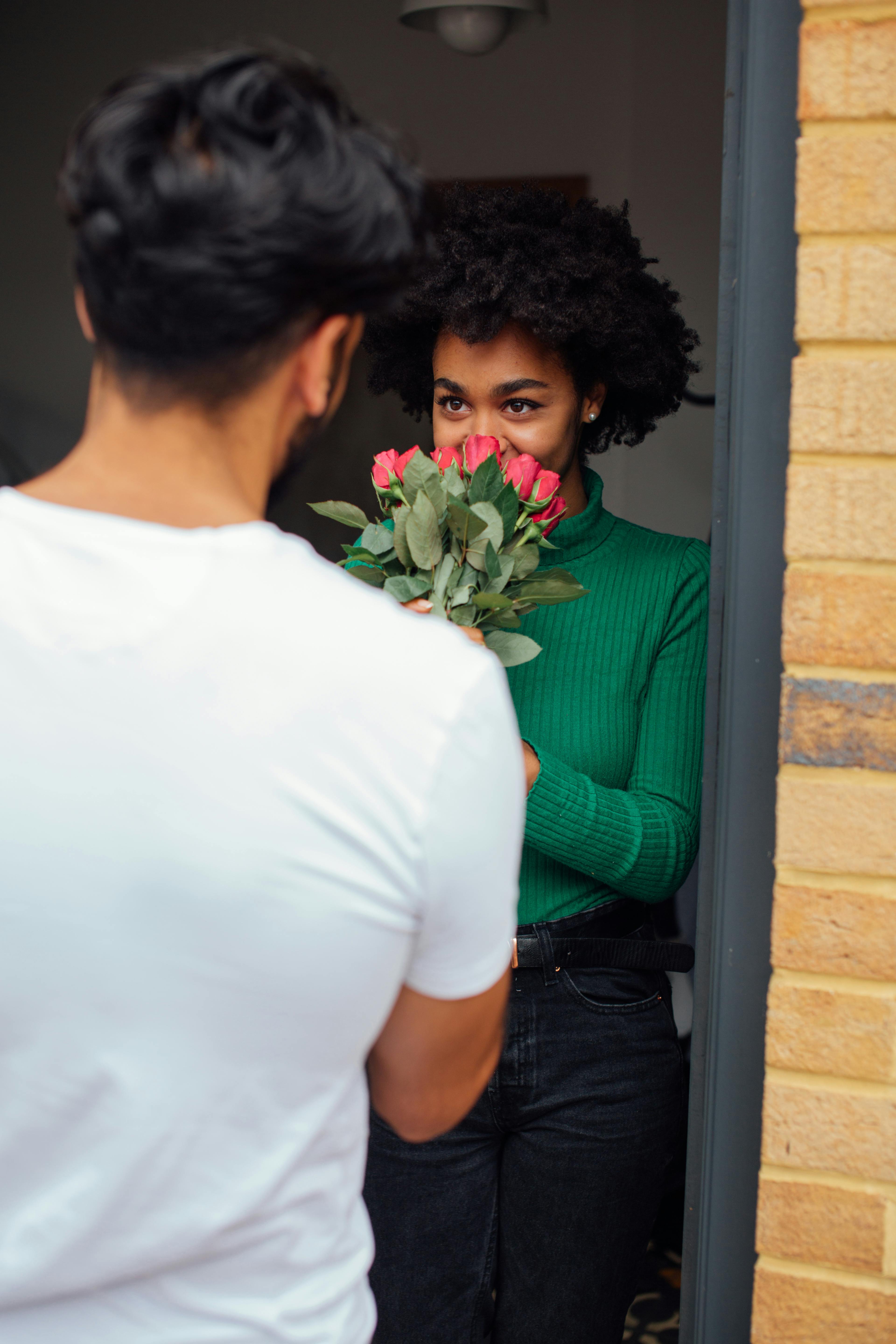 在门口，我看到一对夫妇拿着一束玫瑰，那举动很浪漫