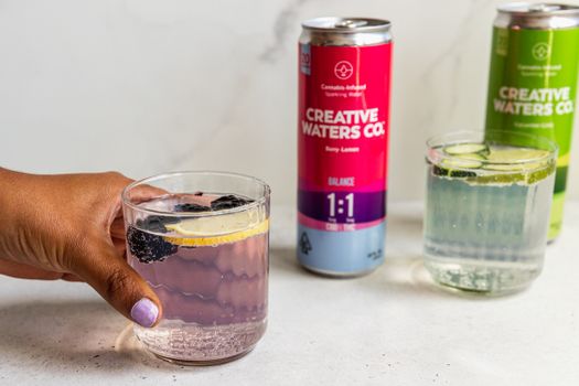 Refreshing cannabis-infused sparkling water with blackberry and lemon. Ideal for a relaxing moment.