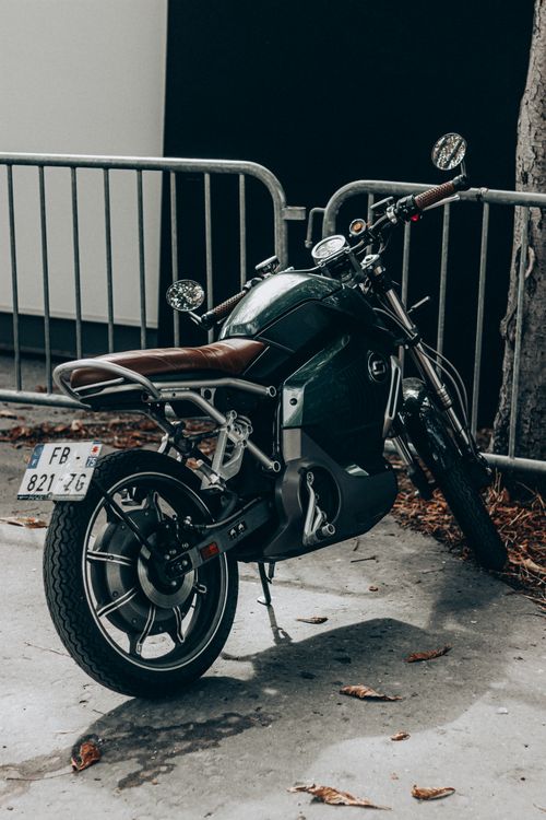 Motociclista em moto estilo café racer em estrada aberta