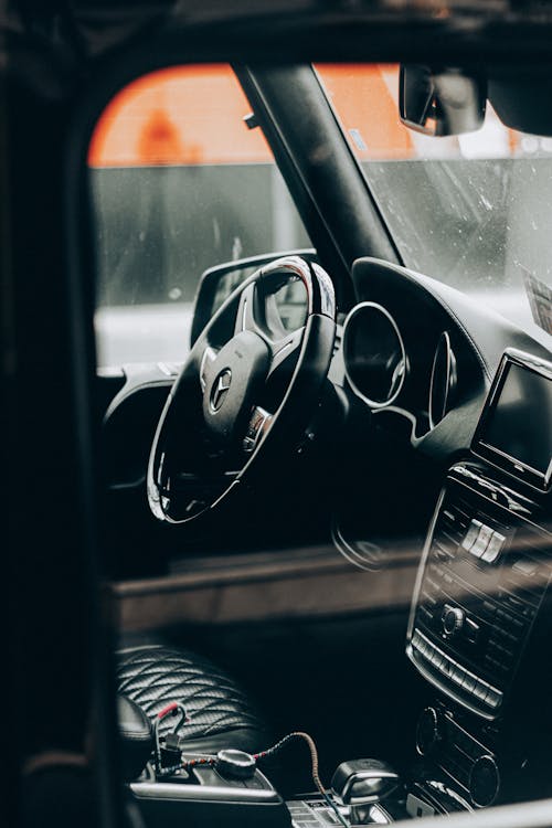 Front car seat and steering wheel