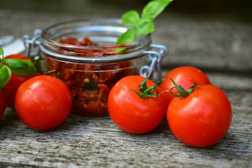 Rote Tomaten In Der Nähe Von Glas