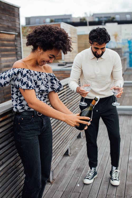 Homme Et Femme Tenant Des Bouteilles De Vin