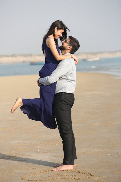 Foto profissional grátis de areia, cabelo comprido, cabelo curto