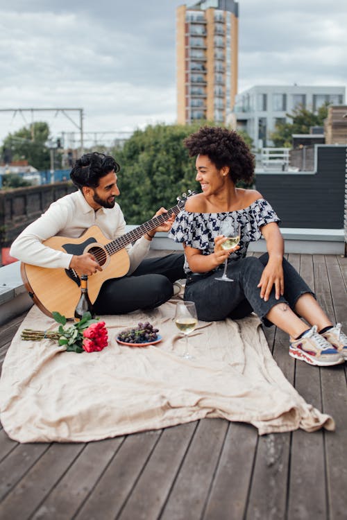 Kostnadsfri bild av afro hår, akustisk gitarr, champagneflaska