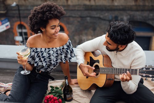 Základová fotografie zdarma na téma afro vlasy, afroameričanka, akustická kytara