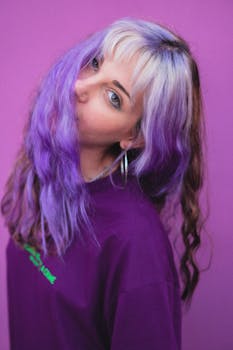 一位紫发年轻女子的肖像令人印象深刻，背景也与之相配