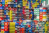 仓库里堆满了各种品牌的啤酒箱，显得充满活力