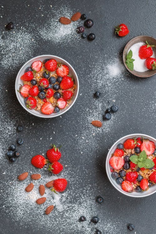 草莓在碗上