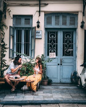 一对幸福的情侣在越南一家迷人的户外咖啡馆，于古色古香的环境中，品味着咖啡，捕捉着爱情与欢笑