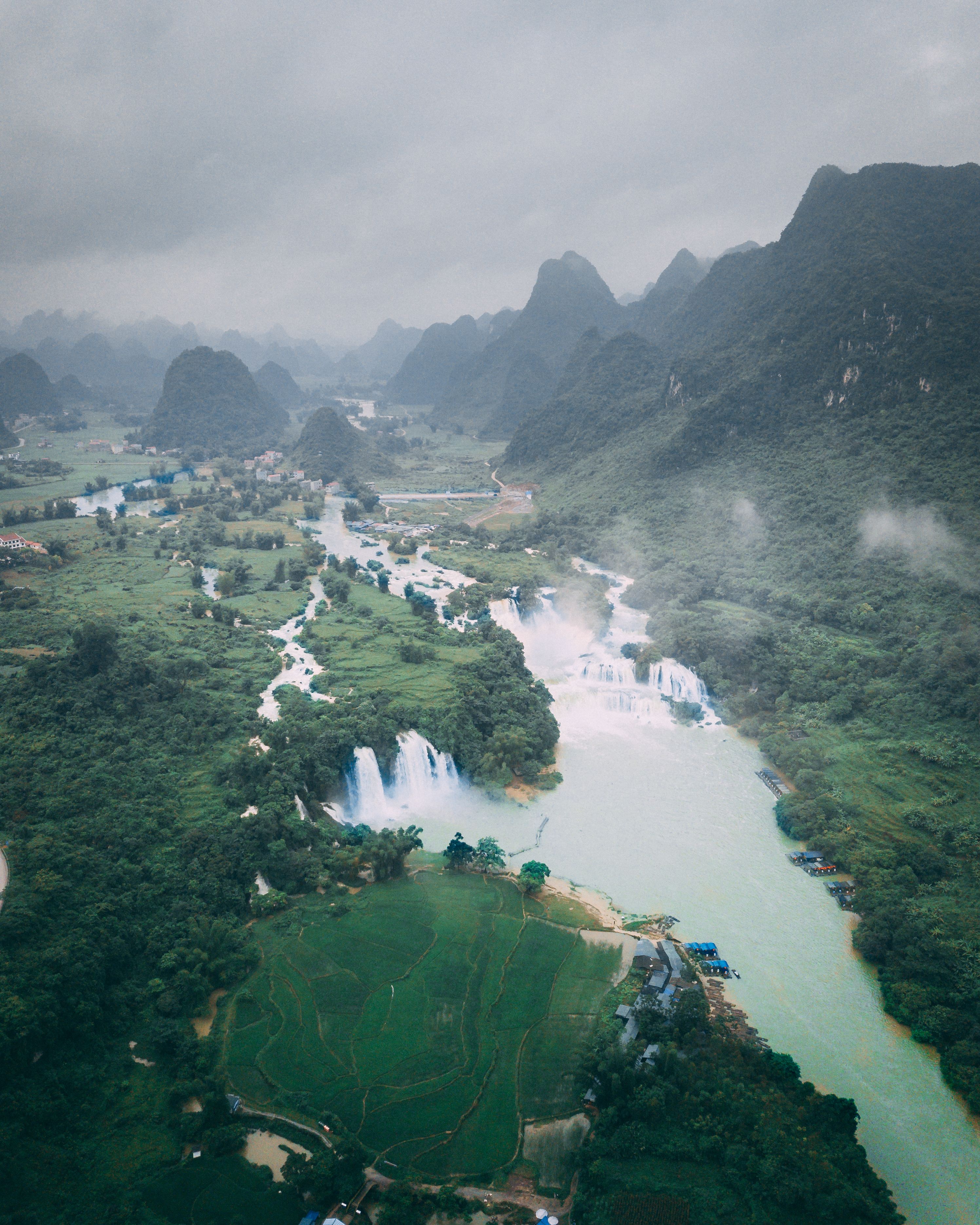 越南风景的鸟瞰图令人惊叹，有山、河和茂盛的绿色植物