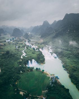 越南风景的鸟瞰图令人惊叹，有山、河和茂盛的绿色植物