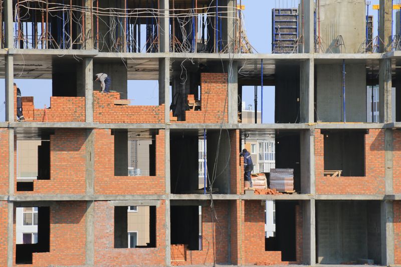 Developer đang code với nhiều màn hình