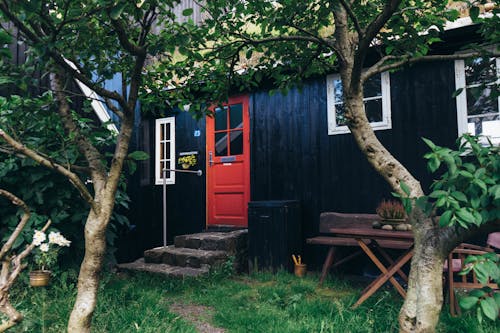 Základová fotografie zdarma na téma červené dveře, dřevěný dům, schody