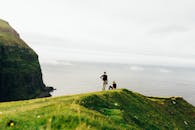 旅客可以在法罗群岛郁郁葱葱的绿色悬崖上欣赏壮丽的海岸景色