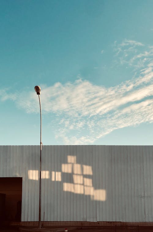 ミニマリズム, 白い雲, 街灯柱の無料の写真素材