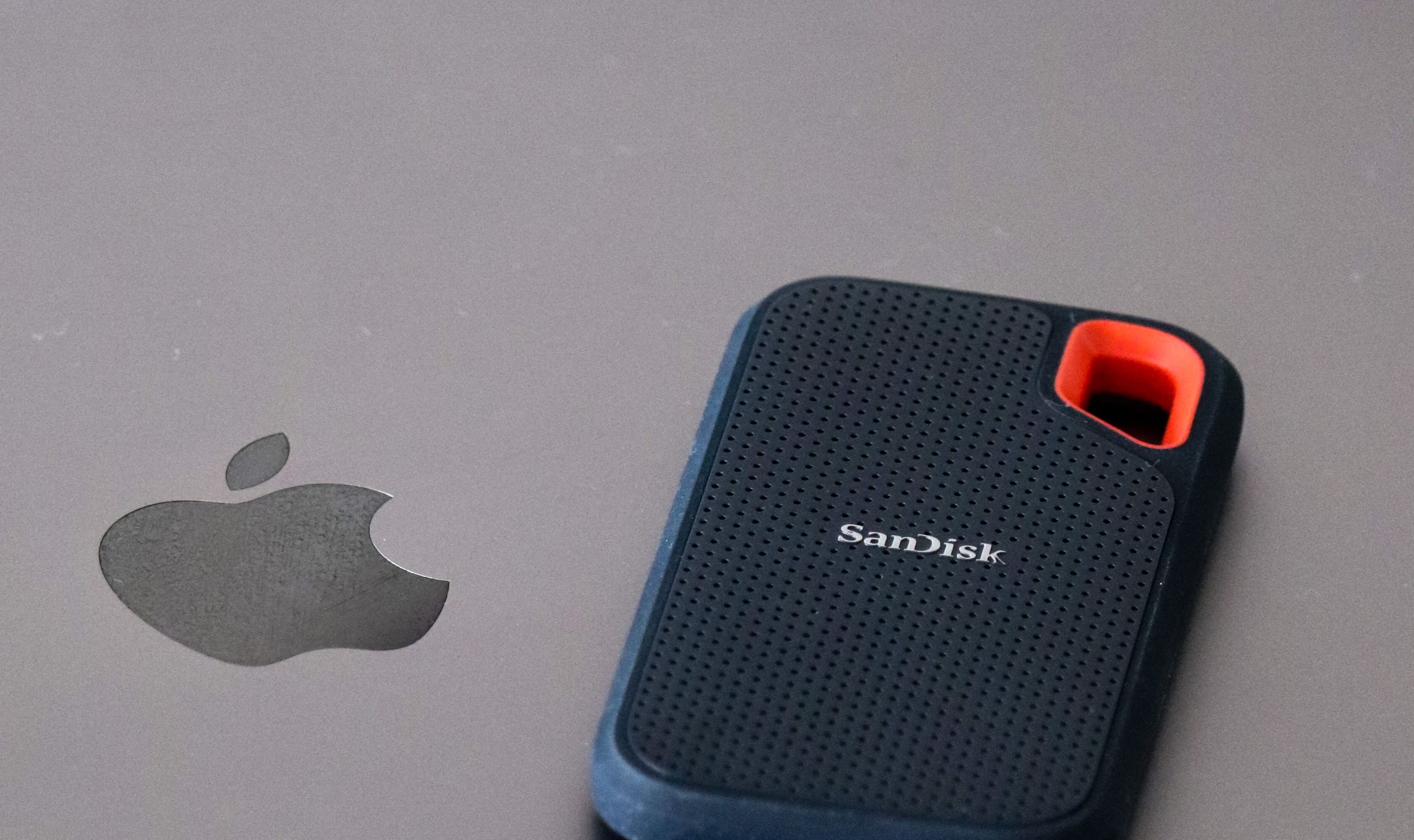 Dysk SSD obok laptopa