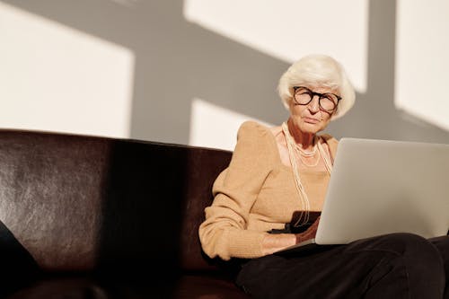 Безкоштовне стокове фото на тему «введення тексту, літня жінка, ноутбук» стокове фото