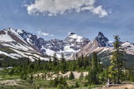 在晴朗的天空下，捕捉班夫落基山脉雄伟的白雪皑皑景象