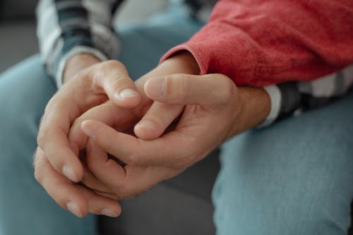 Kostenloses Stock Foto zu händchen halten, hände, liebe