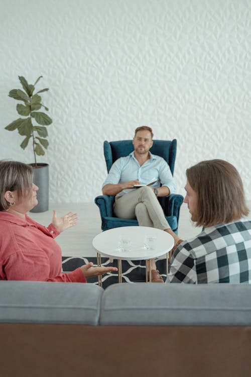 Free A Counselor Counseling a Couple Stock Photo