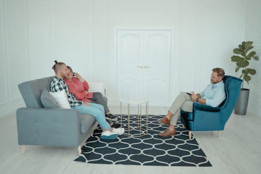 在现代办公室环境中，一对已婚夫妇正与顾问坐在一起讨论关系问题