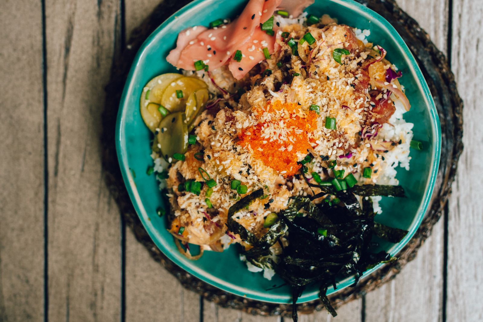 Piring seimbang dengan sayur dan buah, protein, serta karbohidrat