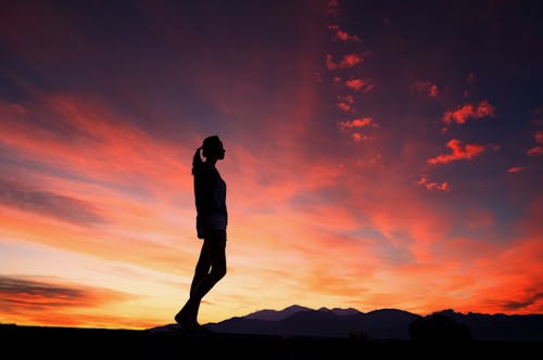 Silhouette Di Donna Durante Il Tramonto Arancione