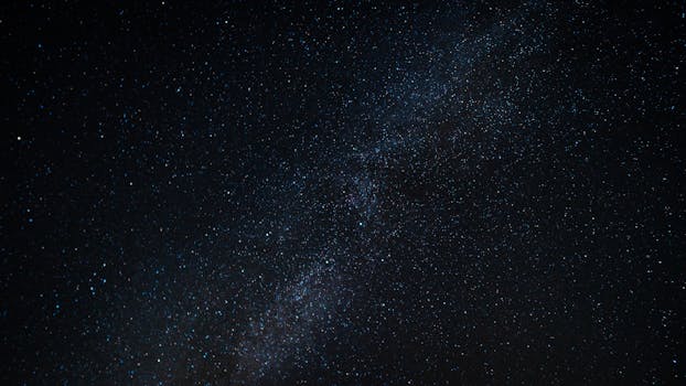 迷人的夜空中，银河系和无数星星闪闪发光