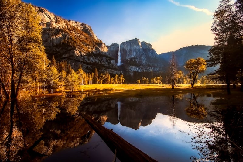 Vue pittoresque du parc national de Yosemite avec une cascade