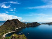 从空中俯瞰，印度尼西亚科莫多的落基山脉和蓝色海洋令人惊叹