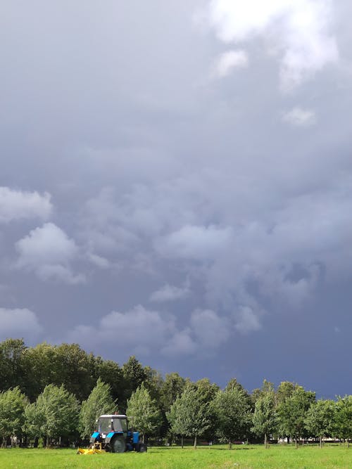 Darmowe zdjęcie z galerii z burzliwe niebo, ciągnik, natura