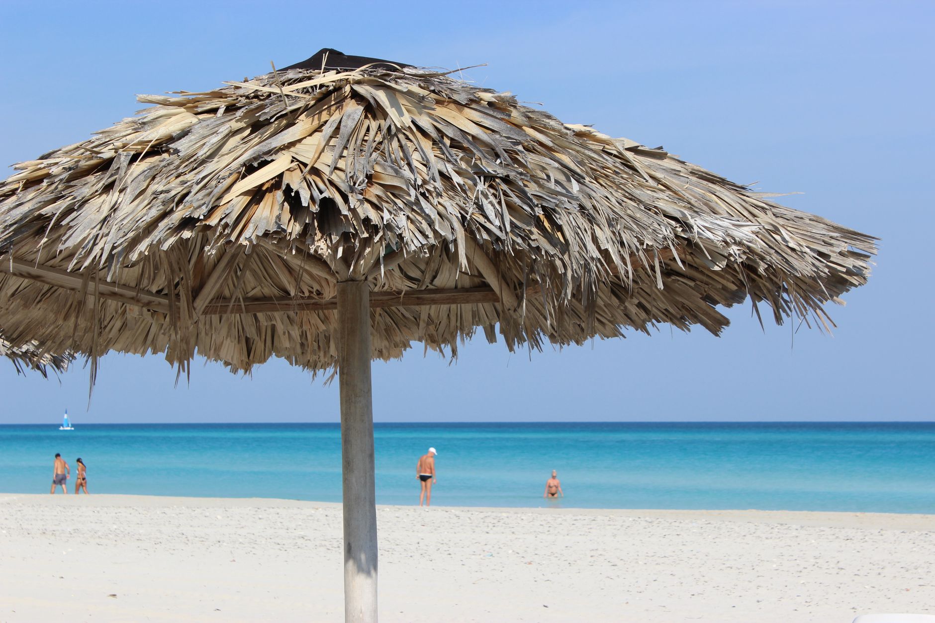 Quoi faire à Varadero 13 Relax under a straw umbrella on a pristine tropical beach with turquoise waters.